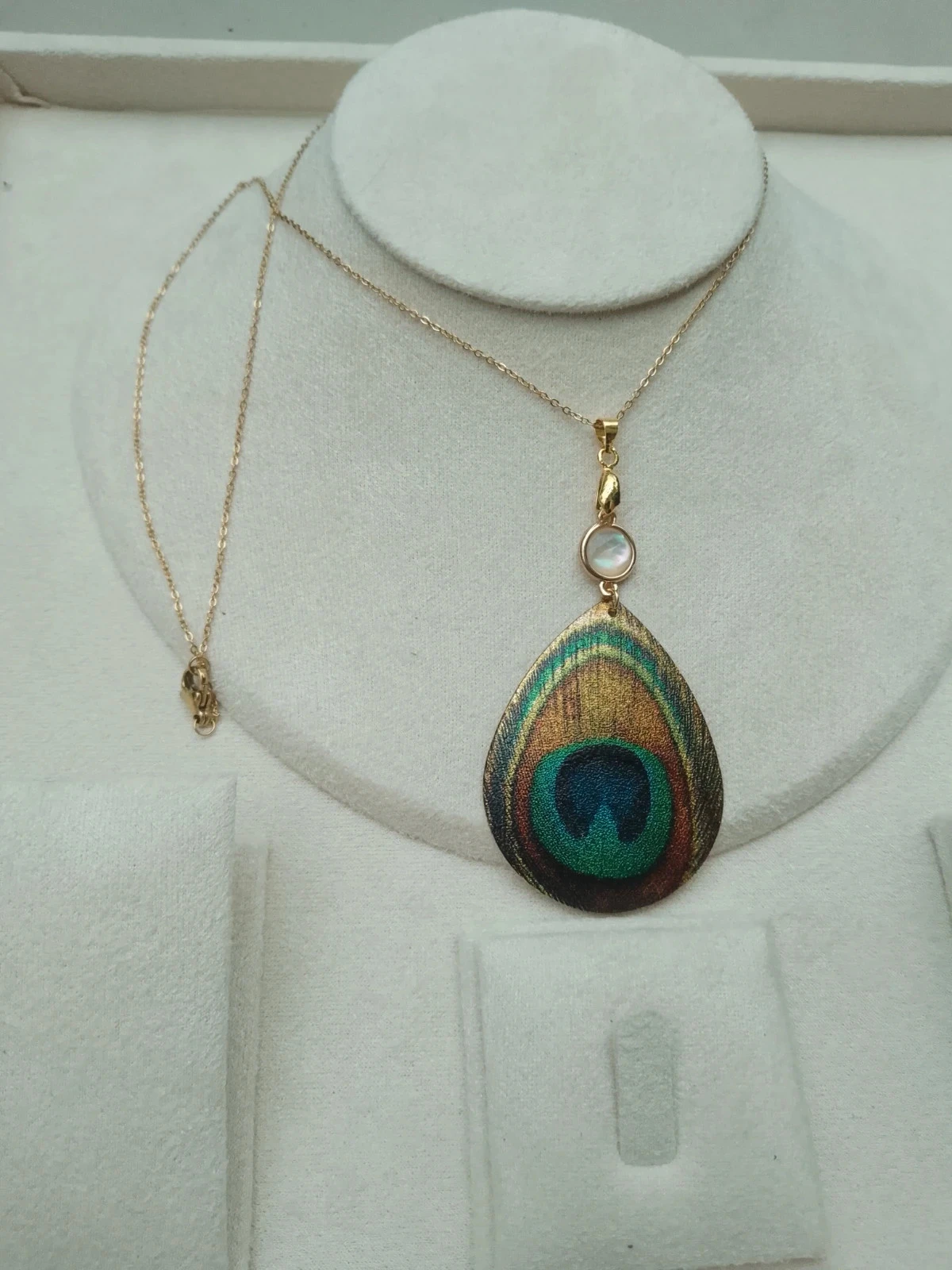 Collier médaillon plume de paon et connecteur en nacre naturelle – photo 3